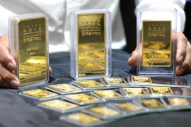  Vàng miếng được trưng bày tại sàn giao dịch ở Seoul, Hàn Quốc. (Ảnh: Yonhap/TTXVN)