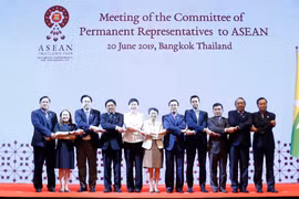 Đại diện thường trực các nước ASEAN chụp ảnh chung. (Ảnh: TTXVN phát)