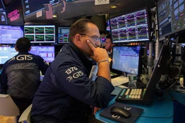 Giao dịch viên làm việc tại sàn giao dịch chứng khoán New York, Mỹ ngày 23/8/2019. (Ảnh: THX/TTXVN)