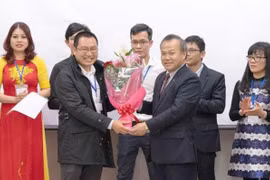 Đại sứ Việt Nam tại Nhật Bản Vũ Hồng Nam tặng hoa cho Chủ tịch Hội người Việt Nam tại tỉnh Aichi. (Ảnh: Thành Hữu/TTXVN)