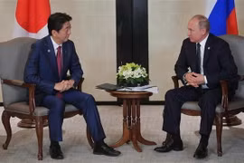 Thủ tướng Nhật Bản Shinzo Abe (trái) trong cuộc gặp Tổng thống Nga Vladimir Putin (phải) tại Singapore ngày 14/11/2018. (Ảnh: AFP/TTXVN)