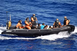 Lực lượng Hải quân EU giải cứu người di cư trên Địa Trung Hải. (Ảnh: AFP/TTXVN)