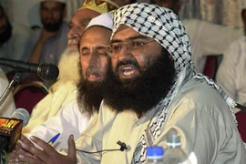 Thủ lĩnh nhóm phiến quân Jaish-e-Mohammed (JeM), Masood Azhar (phải) tại một cuộc họp ở Islamabad, Pakistan, ngày 26/8/2001. (Ảnh: AFP/TTXVN)