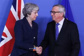 Thủ tướng Anh Theresa May (trái) trong cuộc gặp Chủ tịch Ủy ban châu Âu Jean-Claude Juncker tại Brussels, Bỉ ngày 7/2/2019. (Ảnh: THX/TTXVN)