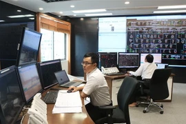 Phòng điều hành Trung tâm điều độ hệ thống điện thông minh tại Thành phố Hồ Chí Minh được kết nối với hệ thống thiết bị tự động được lắp đặt trên lưới điện. (Ảnh: Ngọc Hà/TTXVN)