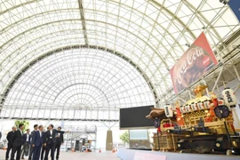 Quan chức Nhật Bản kiểm tra một địa điểm tại Osaka. (Nguồn: Kyodo)