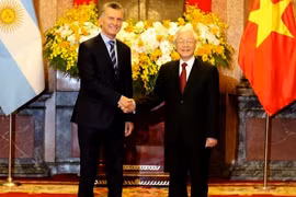 Tổng Bí thư, Chủ tịch nước Nguyễn Phú Trọng đón Tổng thống Argentina Mauricio Macri. (Ảnh: Trí Dũng/TTXVN)