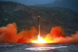 Tên lửa đạn đạo tầm trung Hwasong-12 của Triều Tiên được phóng thử từ một địa điểm bí mật năm 2017. (Ảnh: Yonhap/ TTXVN)