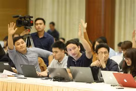 Các phóng viên đăng ký đặt câu hỏi tại một buổi họp báo. (Ảnh minh họa. Dương Giang/TTXVN)