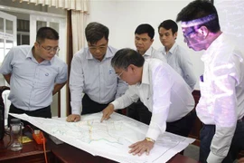 Lãnh đạo tỉnh Hậu Giang và các đơn vị liên quan đóng góp hướng tuyến cho dự án. (Ảnh: Duy Khương/TTXVN)