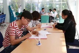 Người lao động tham gia một phiên giao dịch tìm kiếm cơ hội việc làm, xuất khẩu lao động. (Ảnh minh họa. Nguyễn Thành/TTXVN)