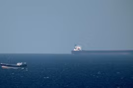 Một tàu chở dầu tiến về Eo biển Hormuz ở ngoài khơi vùng biển Khasab (Oman). (Ảnh: AFP/TTXVN)