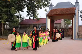 Nghệ nhân ưu tú Nguyễn Thị Quýnh, phường Vạn An, thành phố Bắc Ninh, tỉnh Bắc Ninh cùng các thành viên trong câu lạc bộ Quan họ sinh hoạt, dạy hát cho các cháu nhỏ. (Ảnh: Diệp Trương /TTXVN)