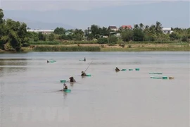 Xuống hồ gỡ lưỡi câu bị mắc, hai cháu bé tử vong do đuối nước