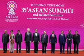 Thủ tướng Nguyễn Xuân Phúc và Trưởng đoàn các nước ASEAN chụp ảnh chung tại lễ khai mạc. (Ảnh: Thống Nhất/TTXVN)