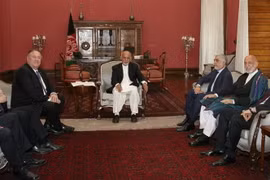 Tổng thống Afghanistan Mohammad Ashraf Ghani (giữa) và Ngoại trưởng Mỹ Mike Pompeo (trái) trong cuộc gặp tại Kabul ngày 25/6/2019. (Ảnh: AFP/TTXVN)