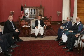 Tổng thống Afghanistan Mohammad Ashraf Ghani (giữa) và Ngoại trưởng Mỹ Mike Pompeo (trái) trong cuộc gặp tại Kabul ngày 25/6/2019. (Ảnh: AFP/TTXVN)