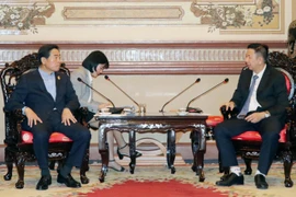 Ông Phạm Đức Hải, Phó Chủ tịch Hội đồng Nhân dân Thành phố Hồ Chí Minh tiếp ông Yoon Wha-sub, Thị trưởng thành phố Ansan (tỉnh Gyeonggi, Hàn Quốc). (Ảnh: Tiến Lực/TTXVN)