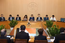 Chủ tịch Ủy ban Nhân dân thành phố Hà Nội Nguyễn Đức Chung chia sẻ thông tin, khẳng định tạo các điều kiện thuận lợi để các doanh nghiệp Singapore đầu tư tại Hà Nội. (Ảnh: Lâm Khánh/TTXVN)