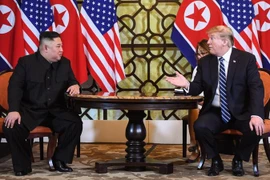 Tổng thống Mỹ Donald Trump (phải) và Chủ tịch Triều Tiên Kim Jong-un trong cuộc gặp riêng tại ngày làm việc thứ hai của Hội nghị thượng đỉnh Mỹ-Triều lần hai ở Hà Nội, ngày 28/2/2019. (Ảnh: AFP/TTXVN)