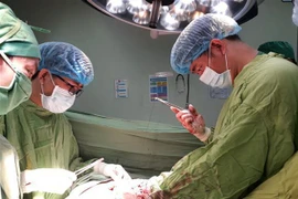 Phẫu thuật khối phổi biệt lập phức tạp cho người bệnh cao tuổi