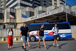 Khách du lịch thăm quan thủ đô La Habana, Cuba. (Ảnh: AFP/TTXVN)