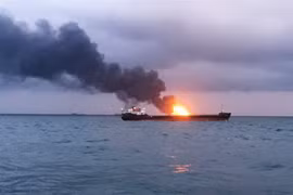 Lửa bốc dữ dội tại hiện trường vụ cháy tàu trên eo biển Kerch, ngày 21/1/2019. (Ảnh: THX/TTXVN)
