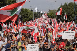 Người dân Liban xuống đường tuần hành tại Baabda ngày 3/11/2019. (Ảnh: AFP/TTXVN)