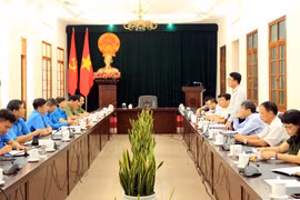Quang cảnh cuộc làm việc giữa đoàn công tác Tổng Liên đoàn Lao động Việt Nam với lãnh đạo thành phố Hải Phòng. (Ảnh: An Đăng/TTXVN)