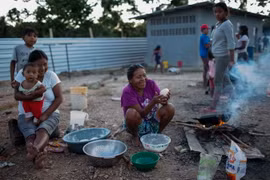 Các thành viên bộ lạc Warao - nhóm người thiểu số lớn thứ hai của Venezuela, tại trại tị nạn ở Pacaraima, bang Roraima, Brazil gần biên giới với Venezuela. (Ảnh: AFP/TTXVN)