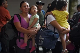 Người di cư bị bắt giữ tại Verecruz, Mexico, ngày 27/6/2019. (Ảnh: AFP/TTXVN)