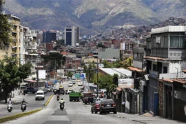 Người dân trên đường phố ở Caracas, Venezuela, ngày 13/3/2019. (Ảnh: AFP/TTXVN)