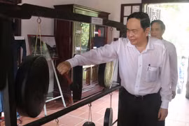 Chủ tịch Ủy ban Trung ương Mặt trận Tổ quốc Việt Nam Trần Thanh Mẫn tham quan, trưng bày hiện vật trong Nhà Đại đoàn kết dân tộc, Khu di tích lịch sử Đền Hùng. (Ảnh: Tạ Toàn/TTXVN)