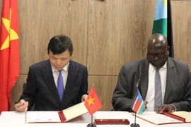 Đại sứ Đặng Đình Quý, Trưởng phái đoàn đại diện Việt Nam tại Liên hợp quốc và Đại sứ Akuei Bona Malwal, Trưởng phái đoàn đại diện Nam Sudan tại Liên hợp quốc ký kết thiết lập quan hệ ngoại giao. (Ảnh: Hữu Thanh/TTXVN)