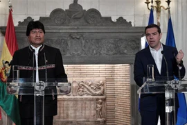 Thủ tướng Hy Lạp Alexis Tsipras (phải) và Tổng thống Bolivia Evo Morales (trái) tại cuộc họp báo sau cuộc gặp ở Athens, Hy Lạp ngày 15/3. (Ảnh: AFP/TTXVN)