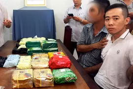 Du Quốc Cường (áo trắng bìa phải, sinh năm: 1990, đăng ký thường trú: 117 Hồng Bàng, Tân Lập, thành phố Nha Trang, tỉnh Khánh Hòa) bị bắt quả tang cùng nhiều ma túy. (Ảnh: Công Mạo/TTXVN)