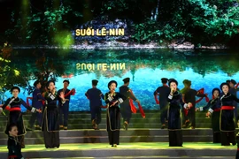 Tiết mục ''Tiếng hát giữa rừng Pác Bó'' tại chương trình nghệ thuật đặc biệt kỷ niệm Ngày sinh Chủ tịch Hồ Chí Minh (19/5) và Ngày Bác Hồ ra đi tìm đường cứu nước (5/6). (Ảnh: Thanh Vũ/TTXVN)