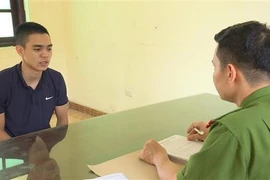 Đối tượng Vũ Văn Hiếu tại cơ quan công an điều tra. (Ảnh: Diệp Trương/TTXVN)