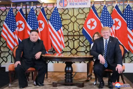 Tổng thống Mỹ Donald Trump (phải) và nhà lãnh đạo Triều Tiên Kim Jong-un (trái) tại cuộc gặp ở Hà Nội ngày 28/2/2019. (Ảnh: AFP/TTXVN)