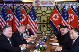 Tổng thống Mỹ Donald Trump (thứ 2, trái) và Chủ tịch Triều Tiên Kim Jong-un (thứ 2, phải) tại cuộc họp mở rộng với các quan chức hai nước trong ngày thứ hai của Hội nghị thượng đỉnh Mỹ-Triều lần hai ở Hà Nội, ngày 28/2/2019. (Ảnh: AFP/TTXVN)