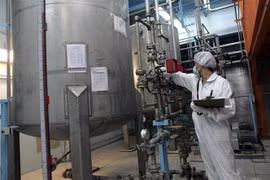 Kỹ thuật viên Iran kiểm tra các thiết bị tại cơ sở làm giàu urani Isfahan ở cách thủ đô Tehran 420km về phía nam. (Ảnh: AFP/TTXVN)