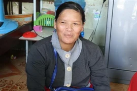 Chị Mai được khen thưởng vì hành động đẹp nhặt được tài sản lớn mang trả người đánh mất. (Ảnh: Đậu Tất Thành/TTXVN)