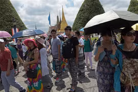 Khách du lịch tham quan Cung điện Hoàng gia ở thủ đô Bangkok, Thái Lan. (Ảnh: AFP/TTXVN)