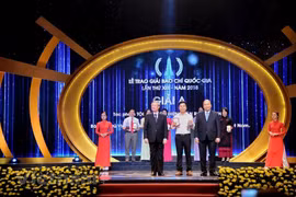 Phóng viên Võ Mạnh Hùng (Báo Điện tử VietnamPlus) nhận giải A với tác phẩm Tội ác dưới những tán rừng xanh… Cửa đóng nhưng ruột vẫn rỗng. (Ảnh: Minh Hiếu/Vietnam+)