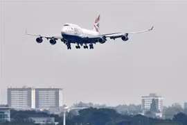  Máy bay của Hãng hàng không British Airways chuẩn bị hạ cánh xuống sân bay Heathrow ở London, Anh. (Ảnh: AFP/TTXVN)