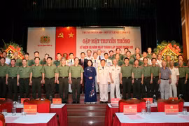 Phó Chủ tịch nước Đặng Thị Ngọc Thịnh với các đại biểu. (Ảnh: Dương Giang/TTXVN)