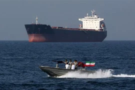 Binh sỹ Iran tuần tra gần một tàu chở dầu trên eo biển Hormuz ngày 30/4/2019. (Ảnh: AFP/TTXVN)