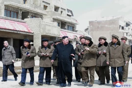 Nhà lãnh đạo Triều Tiên Kim Jong-un (giữa) thăm huyện Samjiyon, tỉnh Ryanggang ngày 4/4/2019. (Ảnh: AFP/TTXVN)