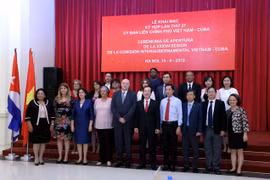 Đoàn đại biểu hai nước chụp ảnh chung tại kỳ họp. (Ảnh: Danh Lam/TTXVN)