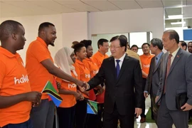 Phó Thủ tướng Trịnh Đình Dũng với cán bộ, nhân viên Công ty Halotel, liên doanh của Viettel tại Tanzania. (Ảnh: Đình Lượng/TTXVN)